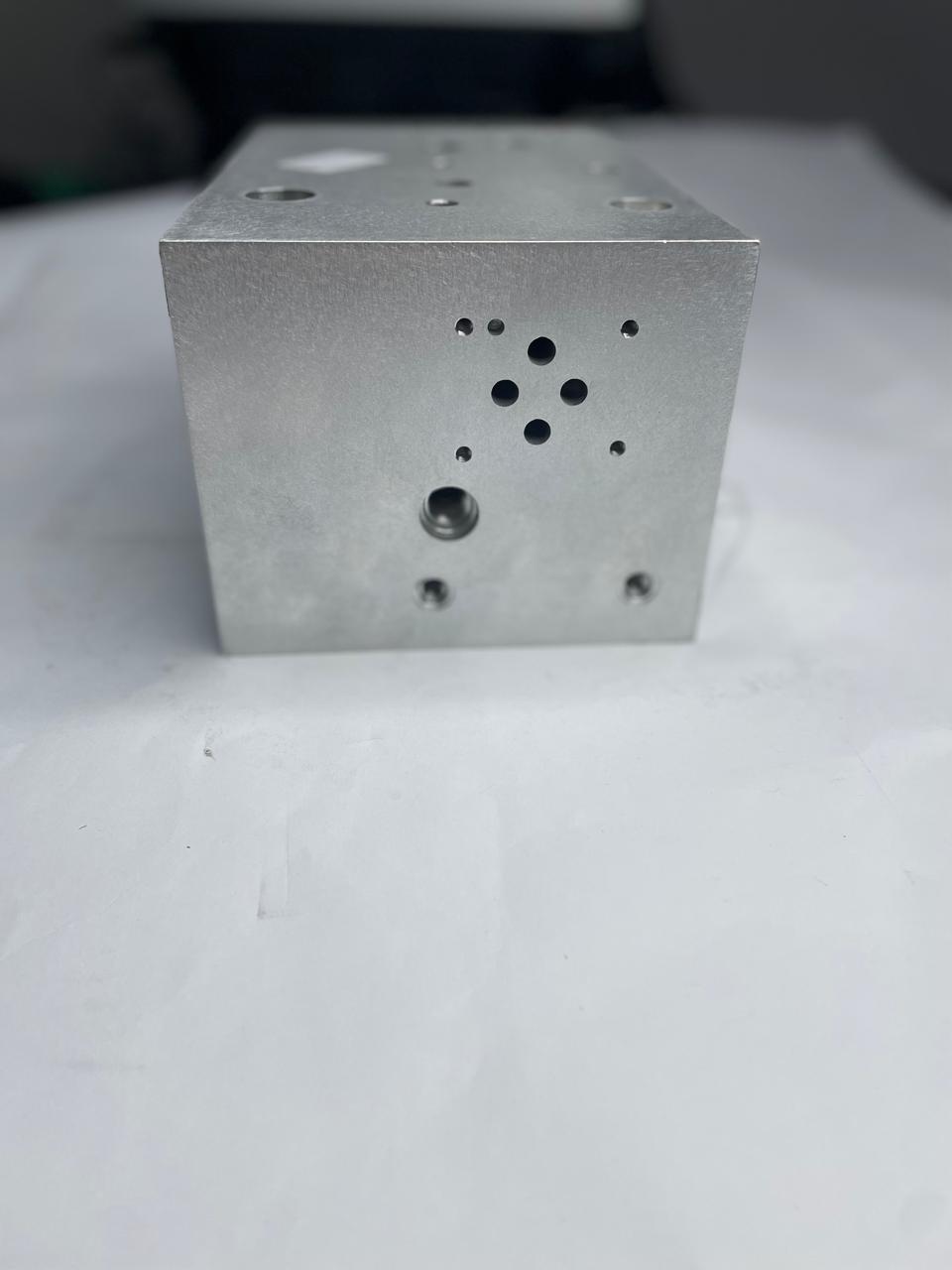 Z5086 - BLOCO HIDRAULICO - COLHEITADEIRA - CASE: 51562915/47533455